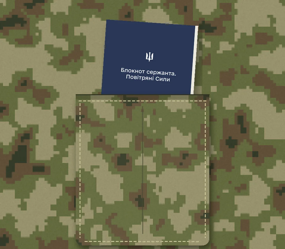 Блокнот формату А6 у нагрудній кишені кітеля — для розуміння розміру